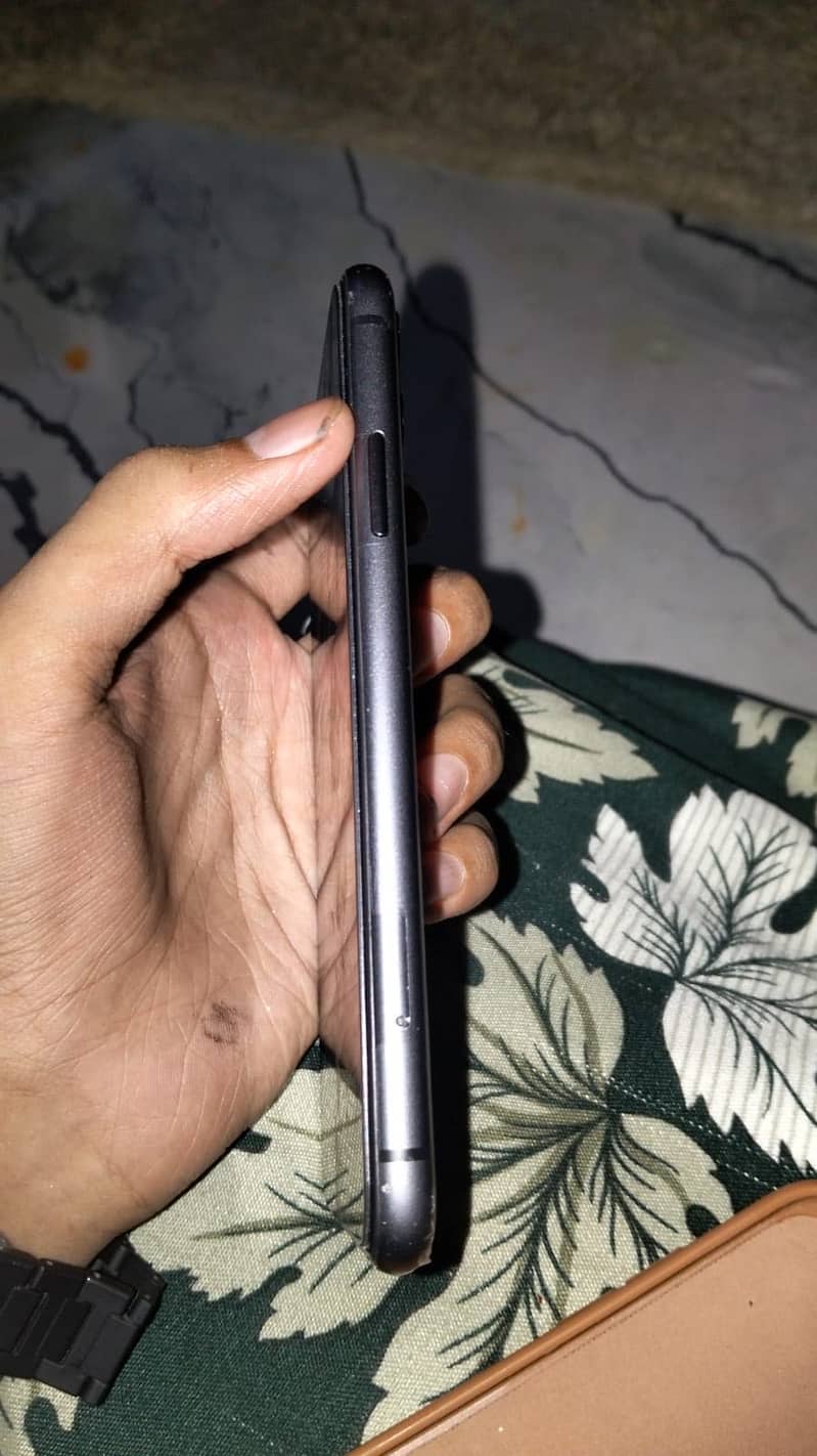 Apple iPhone 11 4