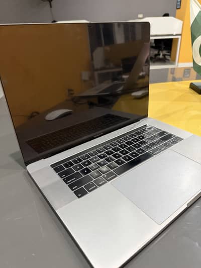 MacBook Pro 2018 15-inch | Core i9 | 32GB RAM | 512GB SSD | Graphic