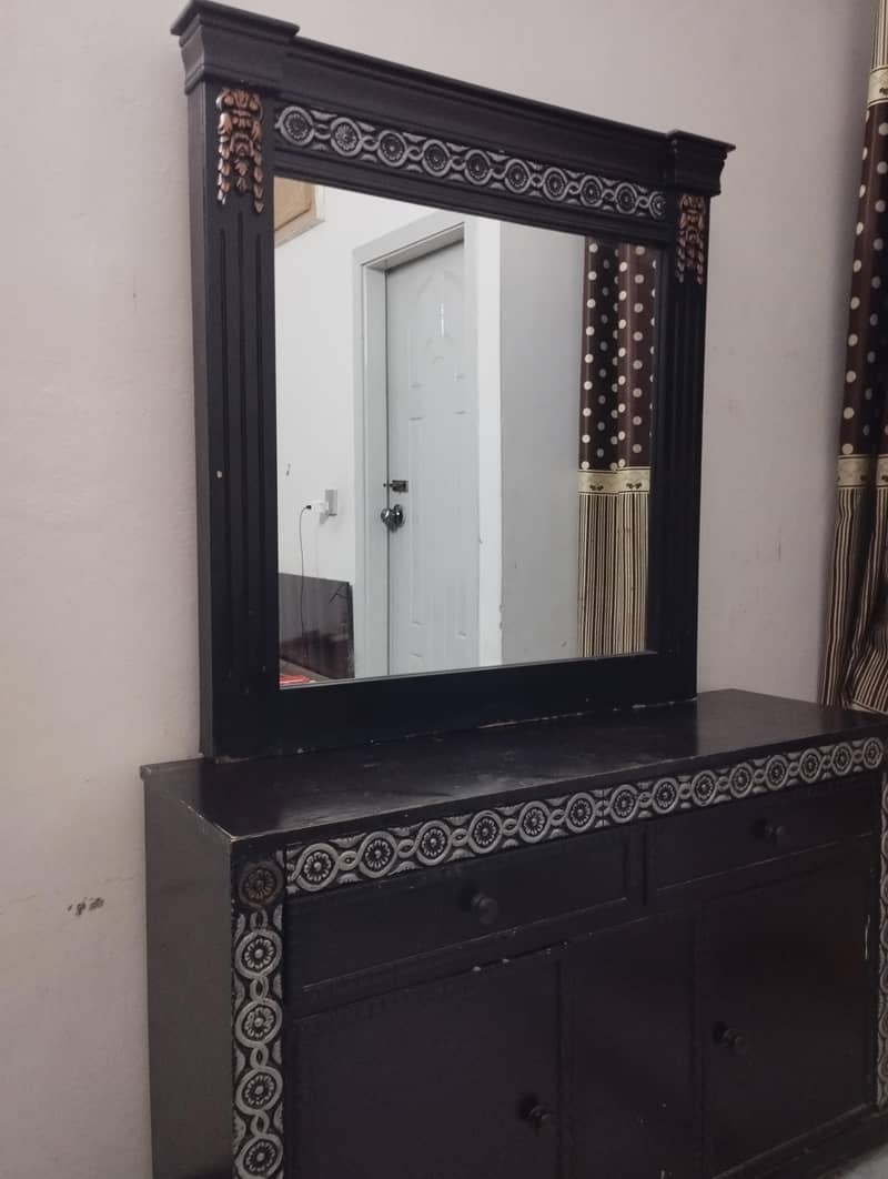 Elegant Dressing Table 4
