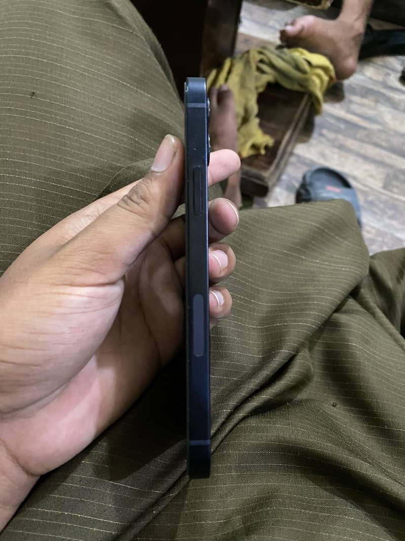Apple iPhone 12 4