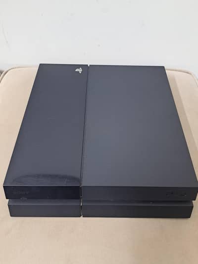 PlayStation 4 (PS4) 500GB | BLACK | 2 Original Controllers | 3 Games