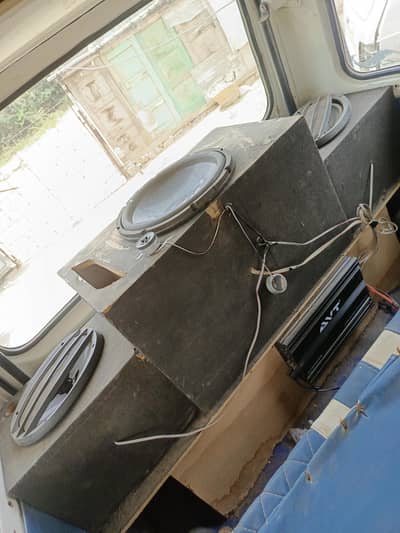 Hiroof woofer speaker with Woden box