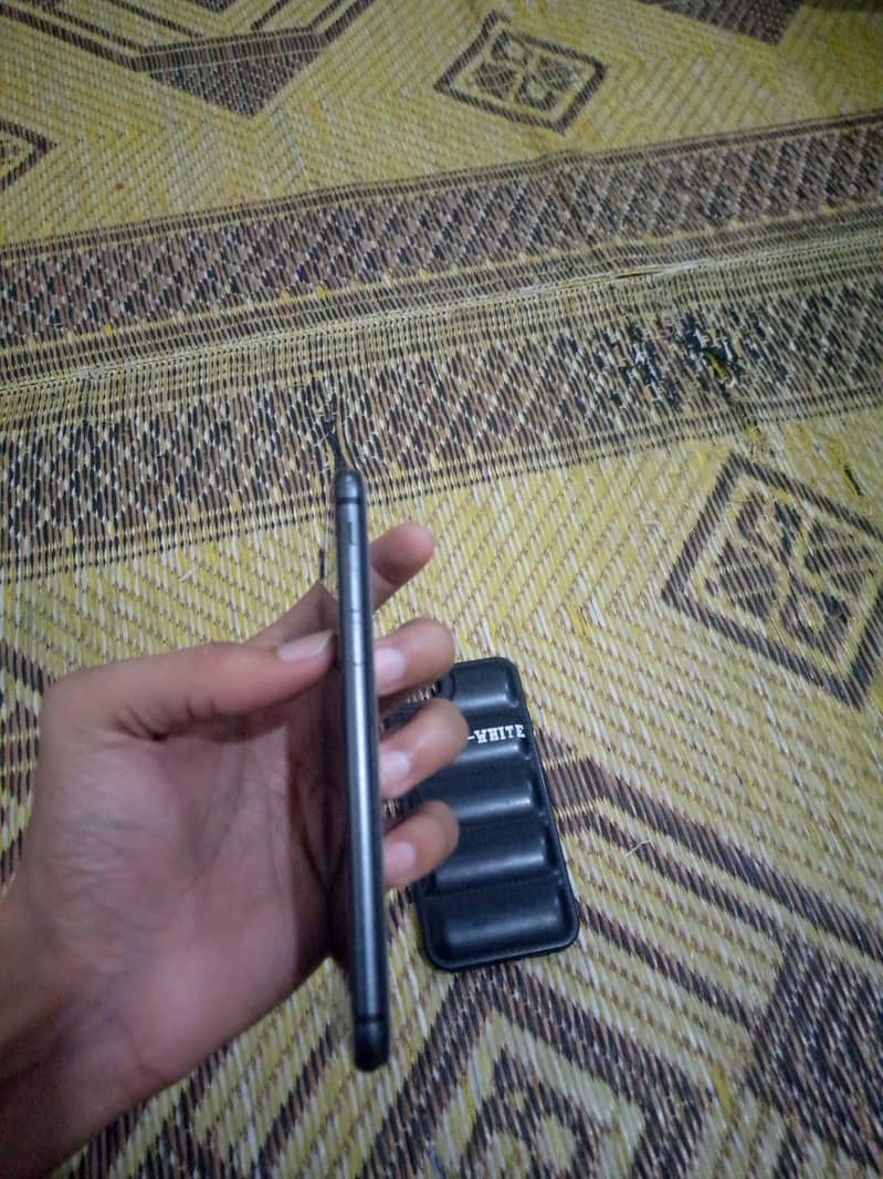 Apple iPhone 8 3