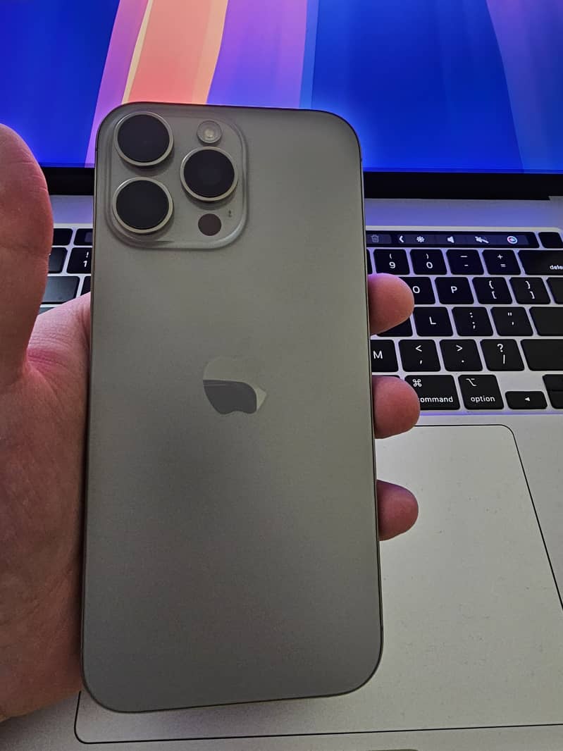 Apple iPhone 16 Pro Max 9