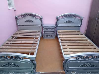2 single beds with 1 center table