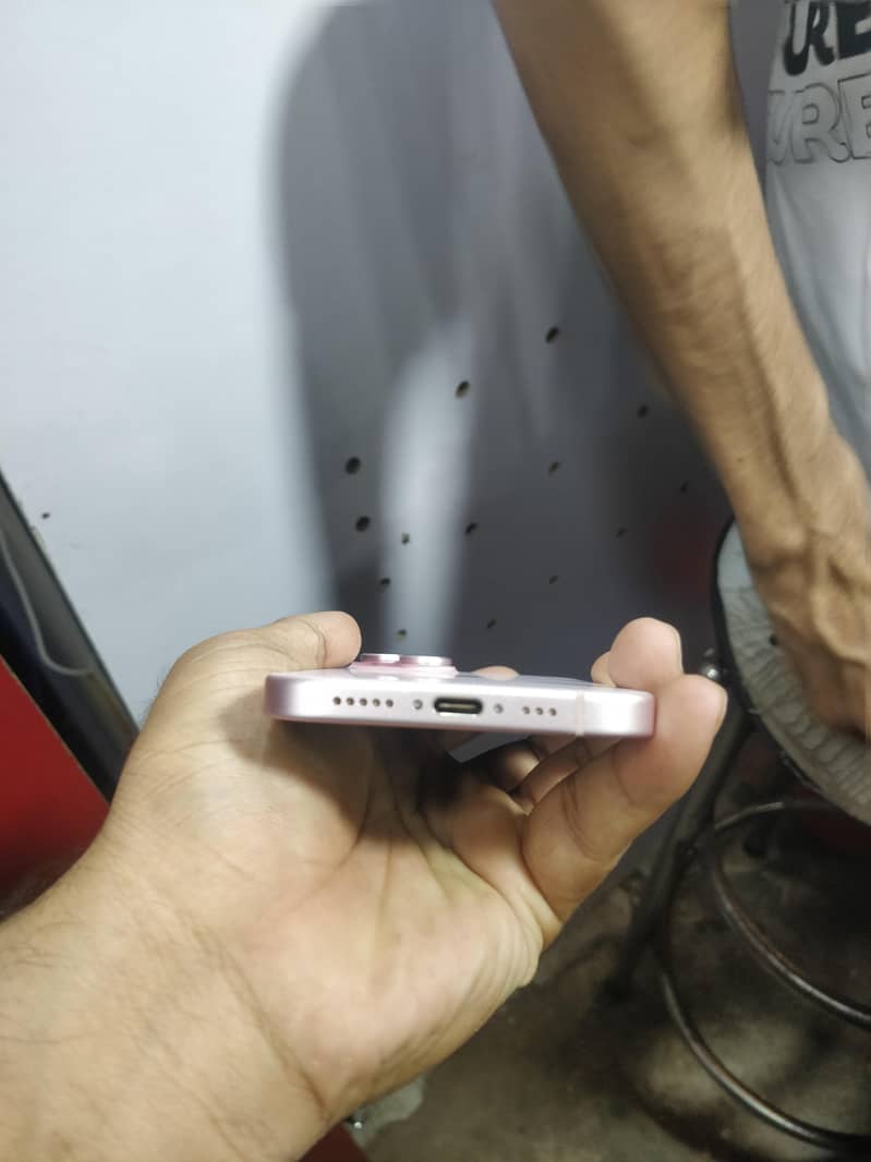 Apple iPhone 15 4