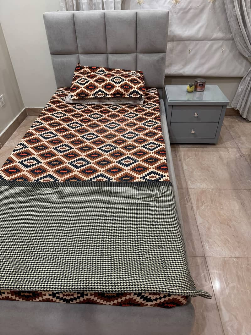 Single bed with 1 side table 0