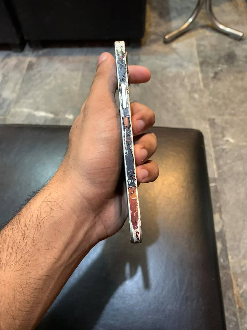 Apple iPhone 12 4
