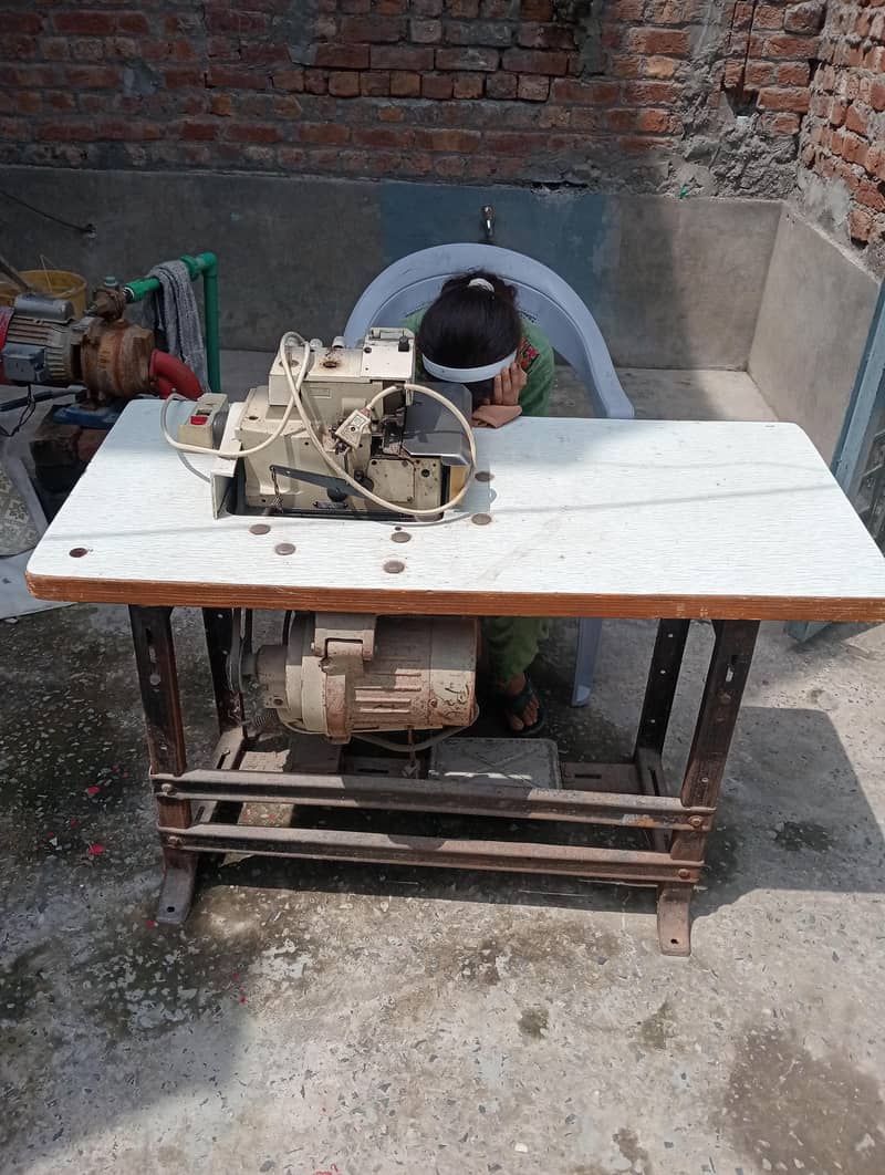 overlock machine 10