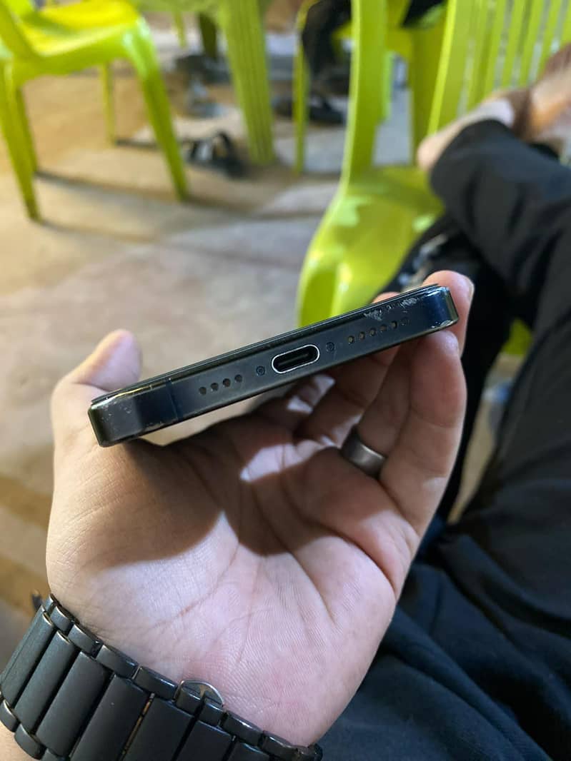Apple iPhone 15 Pro Max 2
