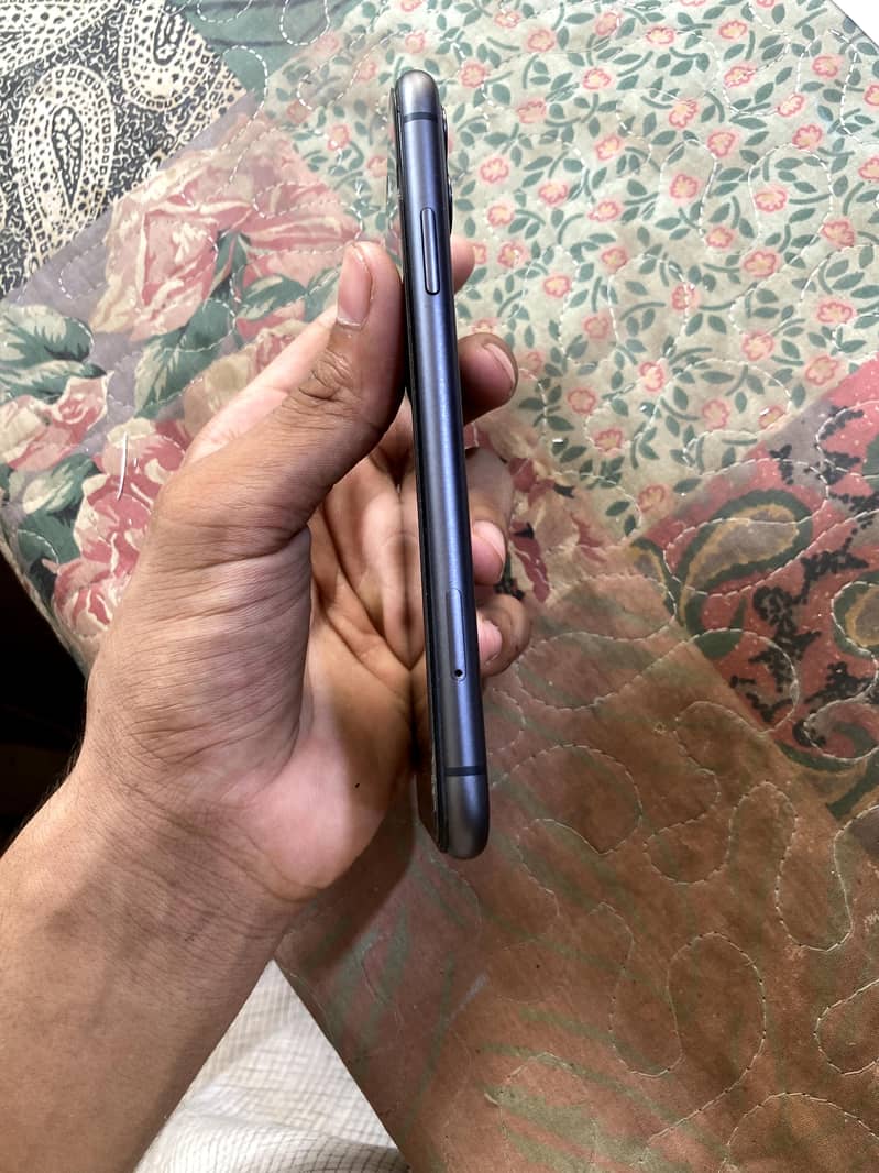 Apple iPhone 11 4