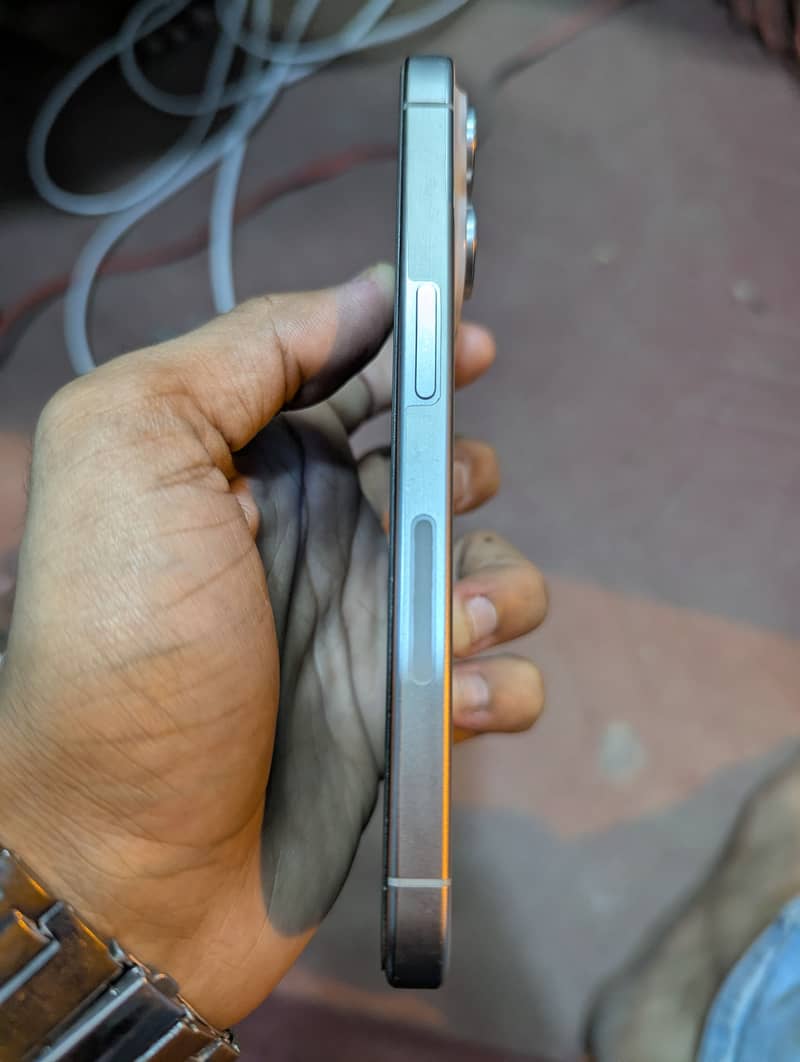 Apple iPhone 15 Pro 4