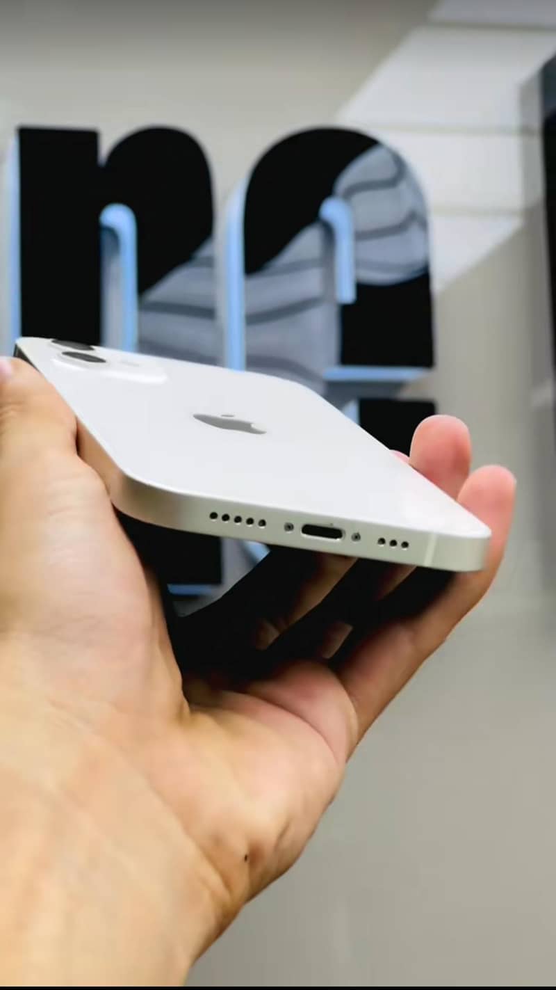 Apple iPhone 12 4