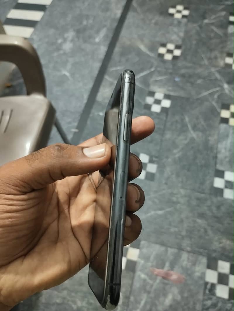 Apple iPhone 11 Pro 4