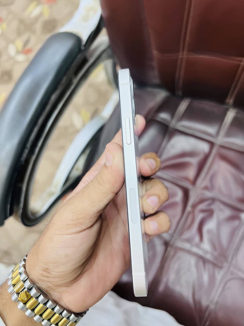 Apple iPhone 12 4