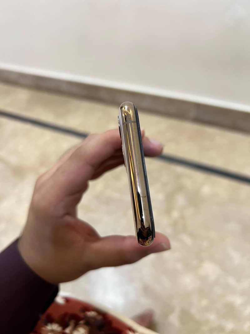 Apple iPhone 11 Pro 4