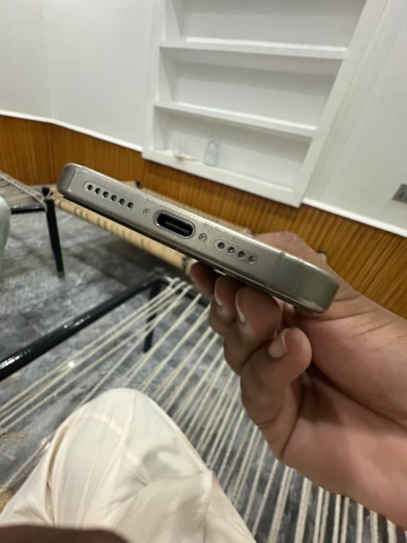 Apple iPhone 15 Pro Max 2
