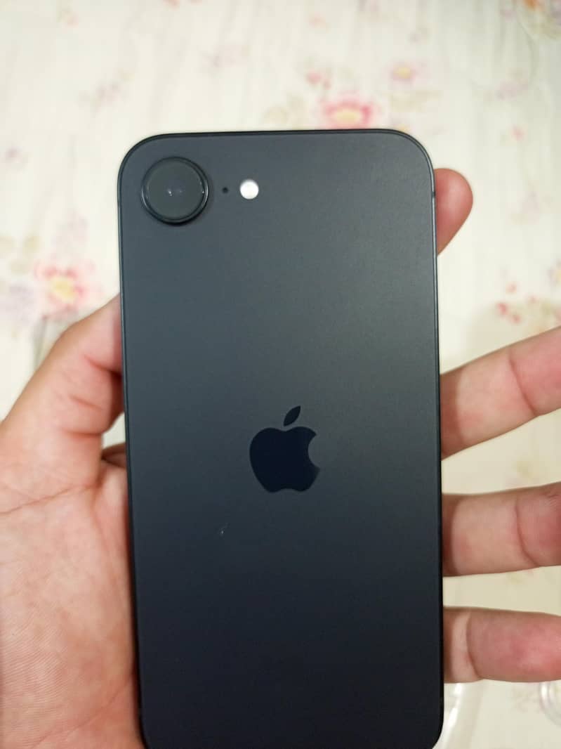 Apple iPhone 16e 0