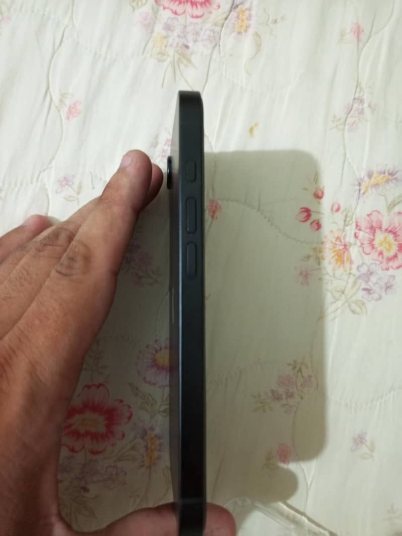 Apple iPhone 16e 1