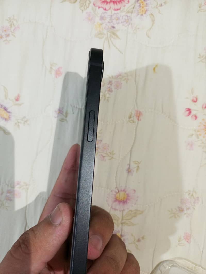 Apple iPhone 16e 2