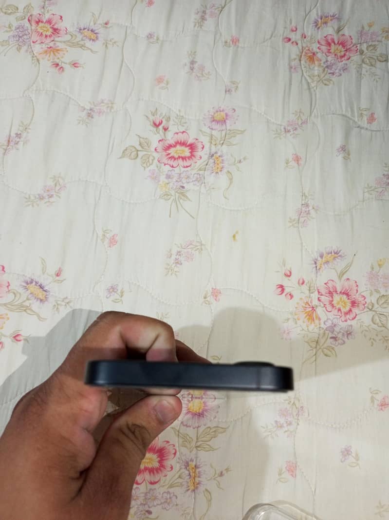 Apple iPhone 16e 3