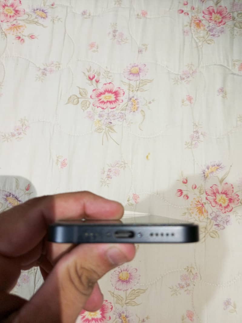 Apple iPhone 16e 4
