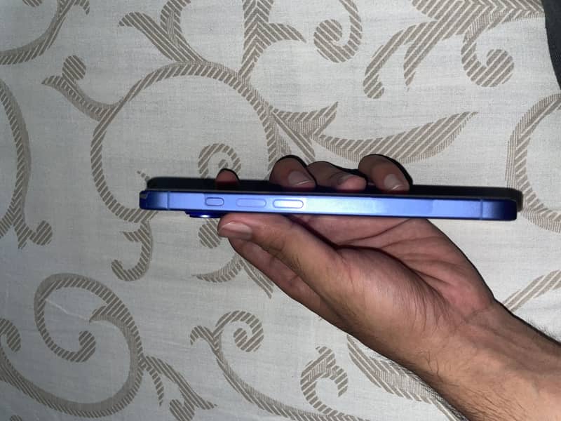 Apple iPhone 16 4