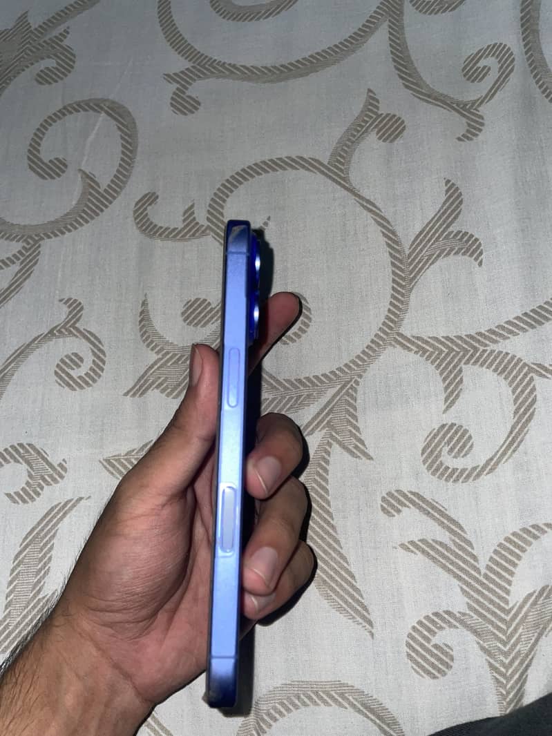 Apple iPhone 16 5