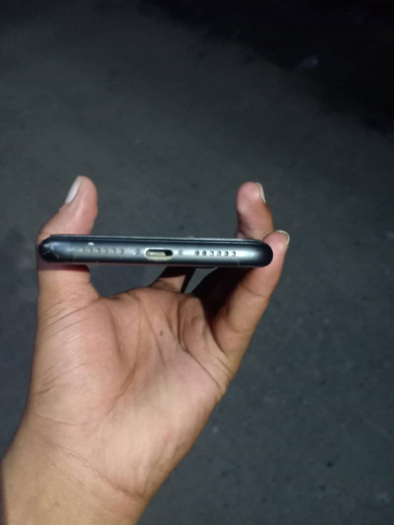 Apple iPhone 11 4