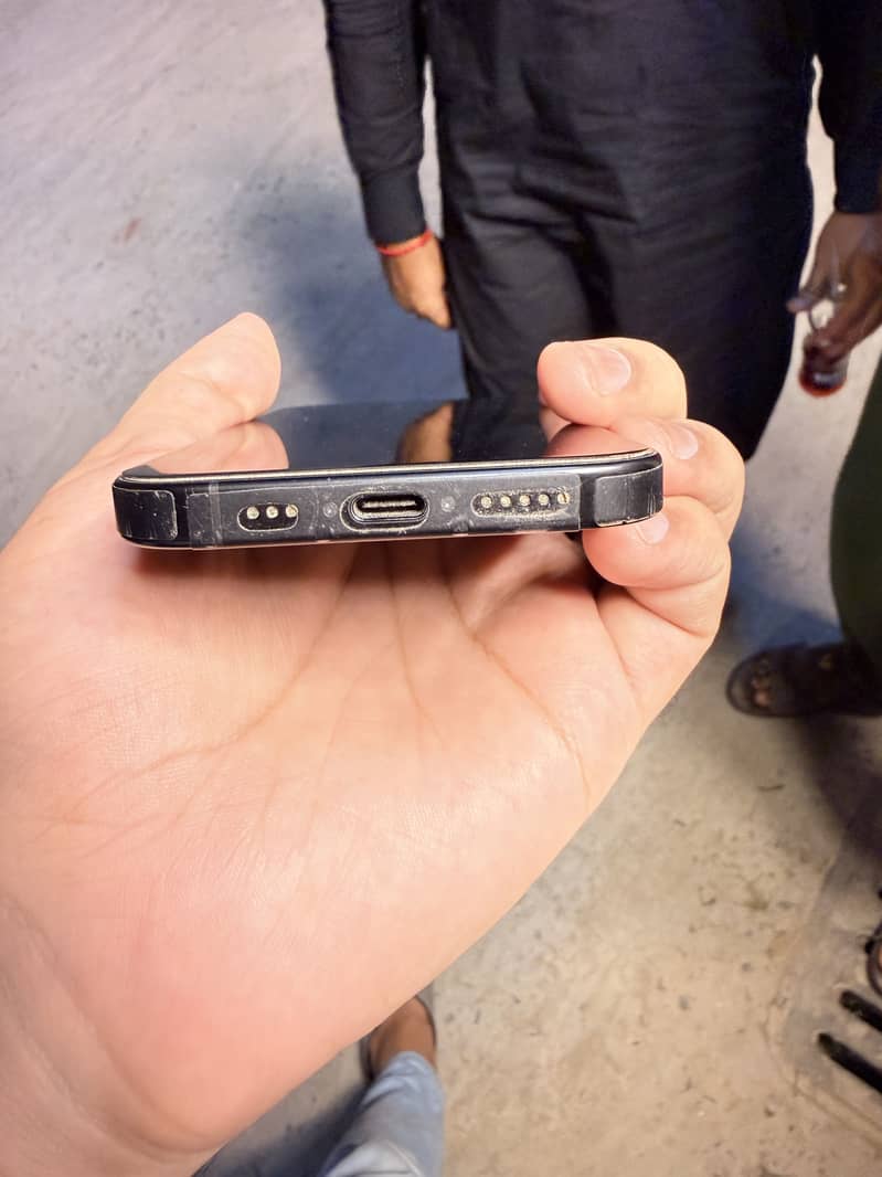 Apple iPhone 16 Pro 4