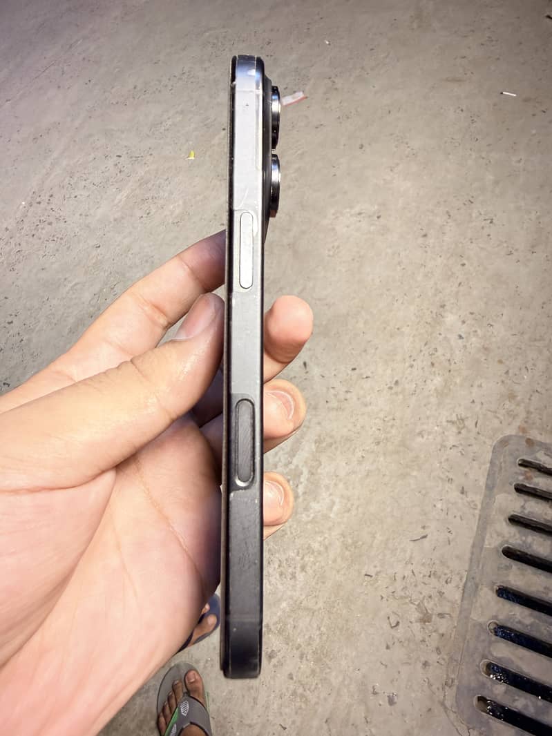 Apple iPhone 16 Pro 9