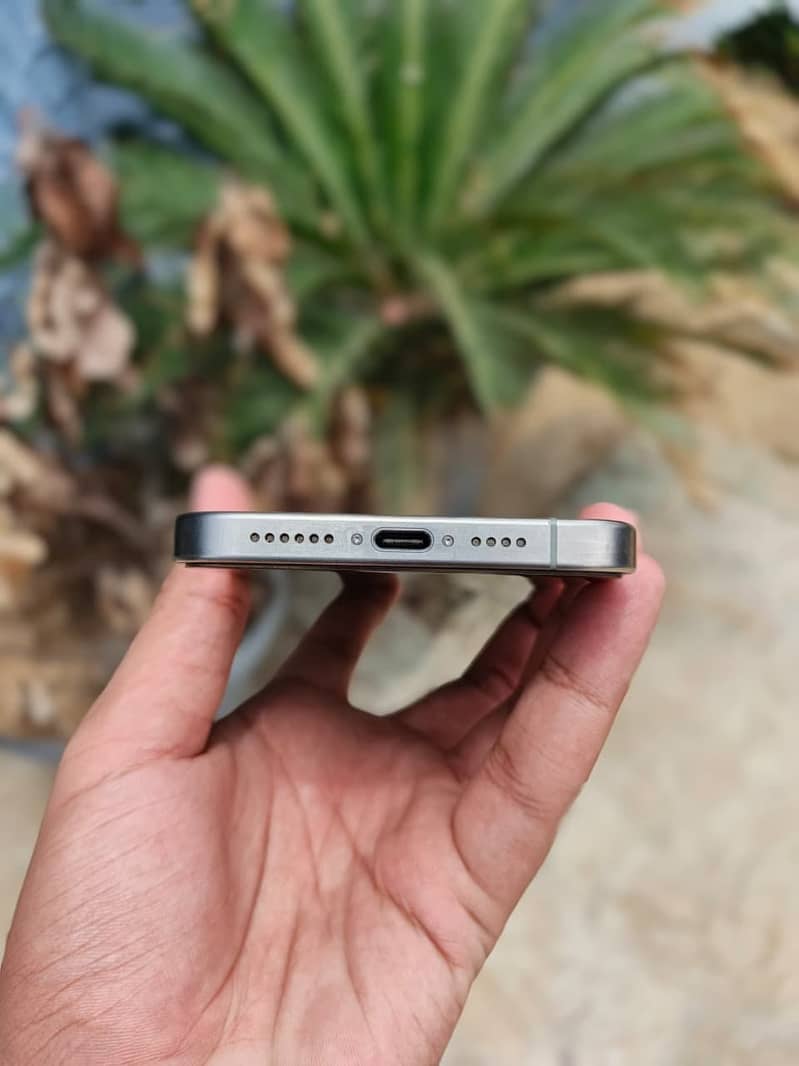 iPhone 15 Pro Max 4