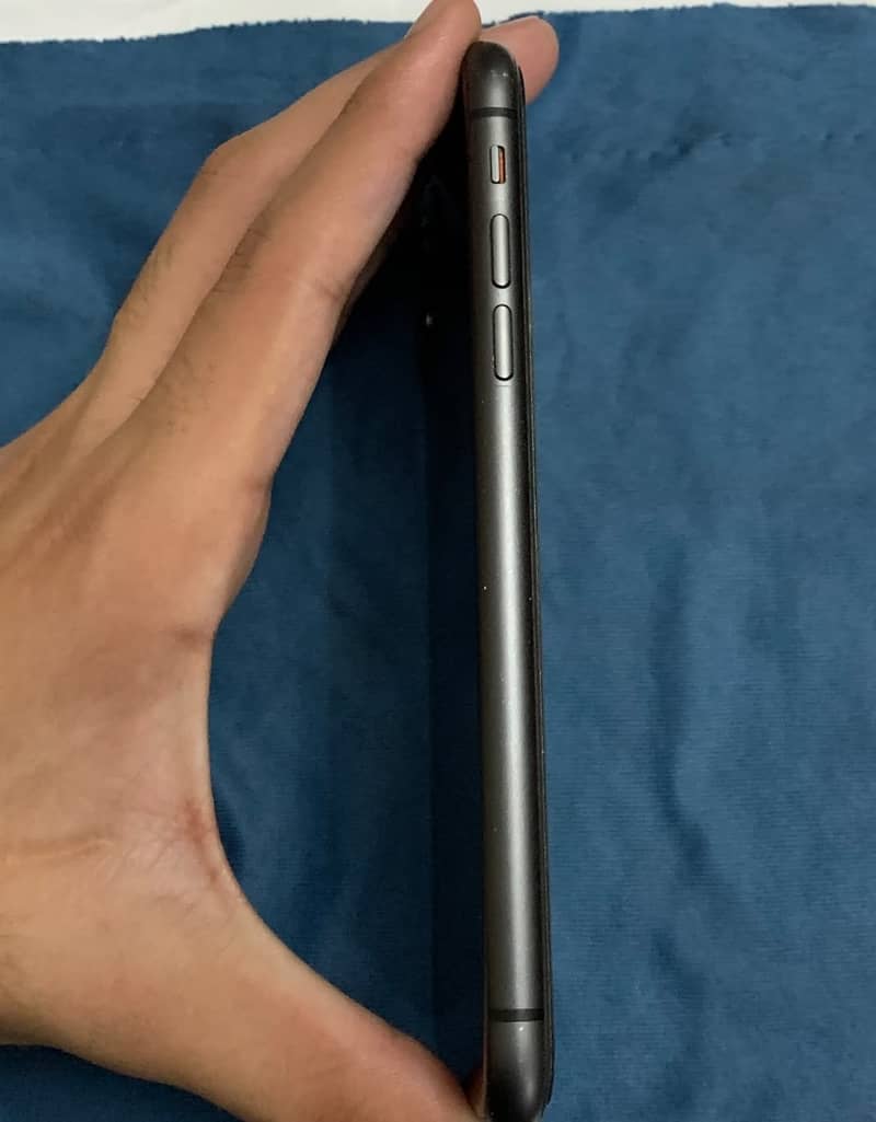 Apple iPhone 11 4