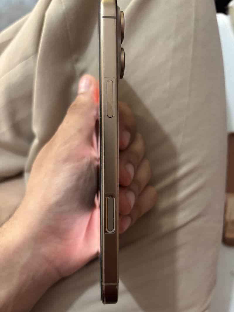 Apple iPhone 16 Pro Max 4
