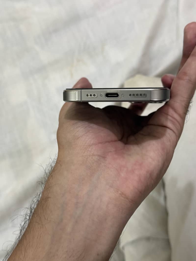 Apple iPhone 16 Pro 1