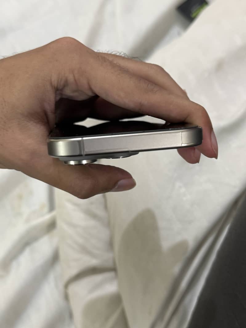 Apple iPhone 16 Pro 2