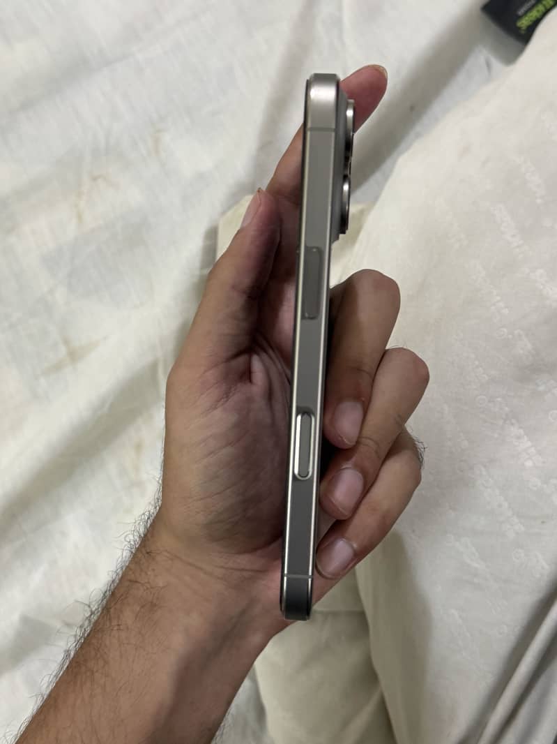 Apple iPhone 16 Pro 4