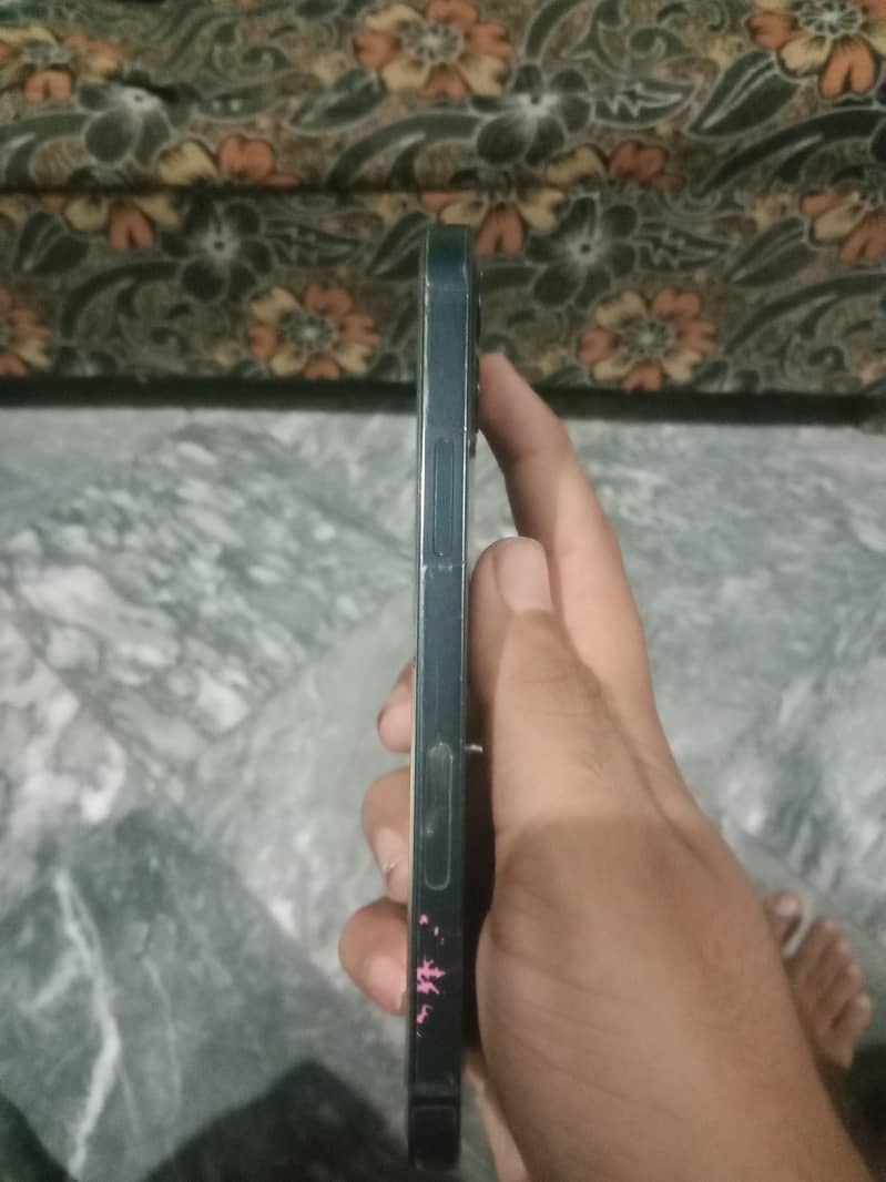 Apple iPhone 12 4