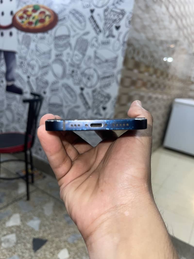 Apple iPhone 12 4
