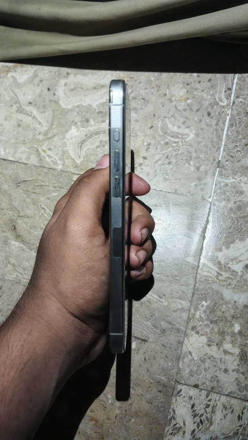 Apple iPhone 15 Pro Max 4