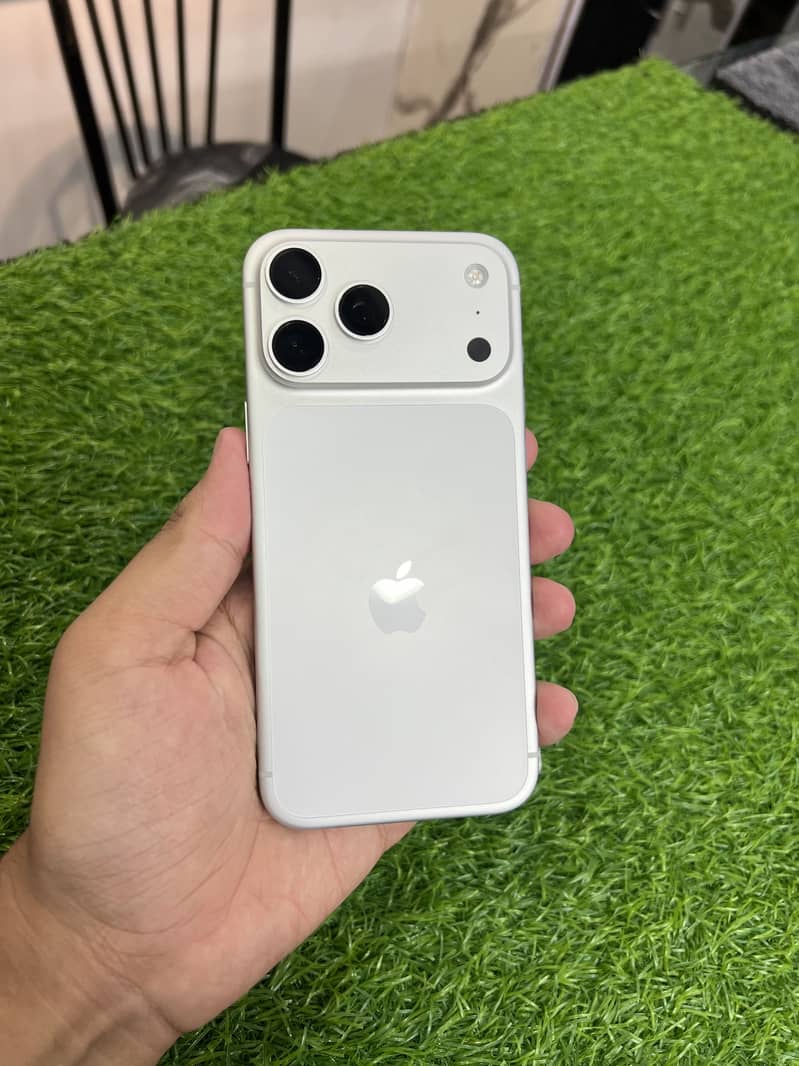 Apple iPhone 17 Pro Max 3