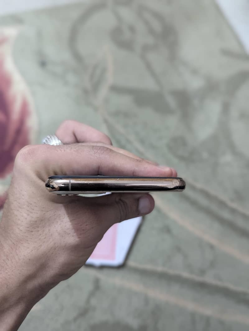 Apple iPhone 11 Pro Max 2