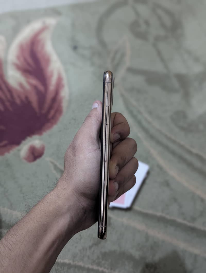 Apple iPhone 11 Pro Max 4
