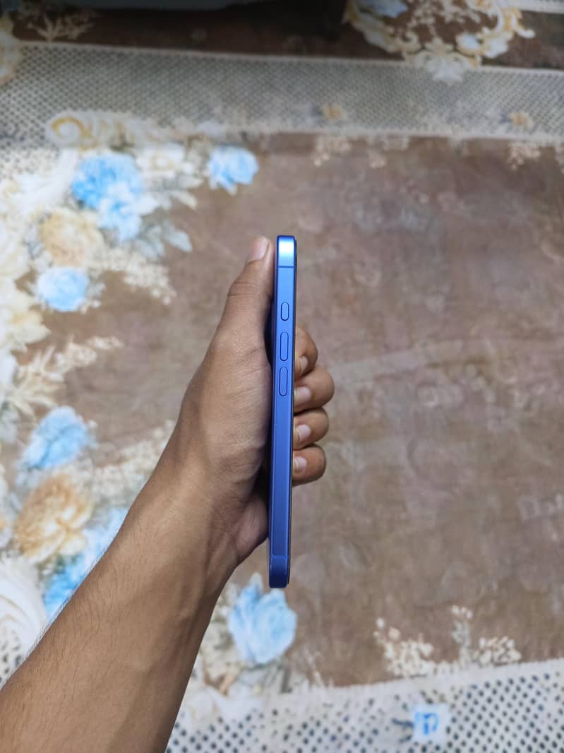 Apple iPhone 16 3