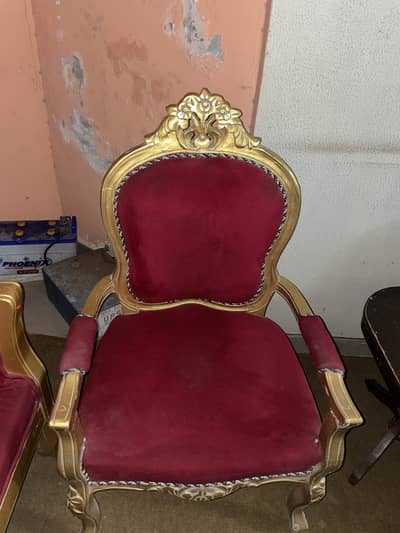 Hey I’m selling this 3 seater sofa and 2 chairs with it