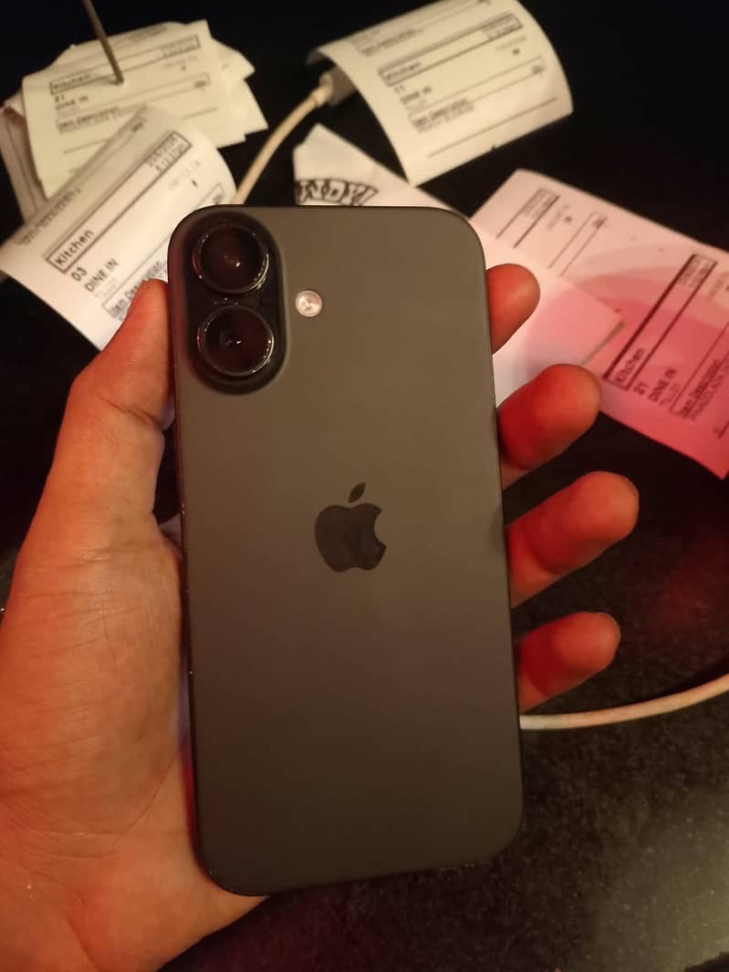 Apple iPhone 16 3