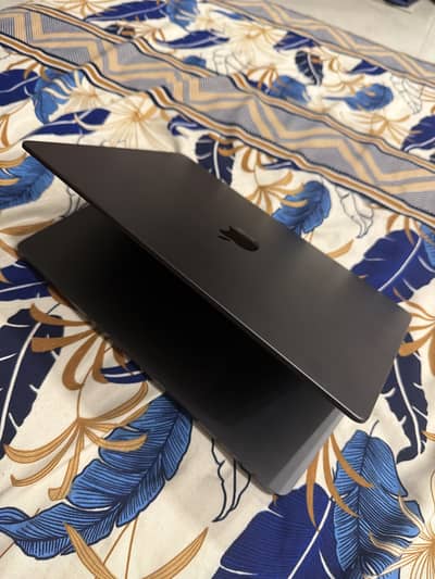 MacBook Pro 14-inch M4 – 16GB RAM / 512GB SSD – Like New