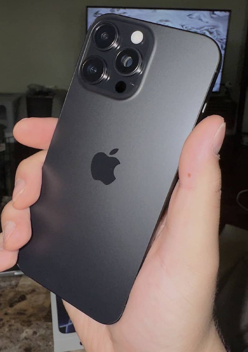 Apple iPhone 16 Pro Max 1