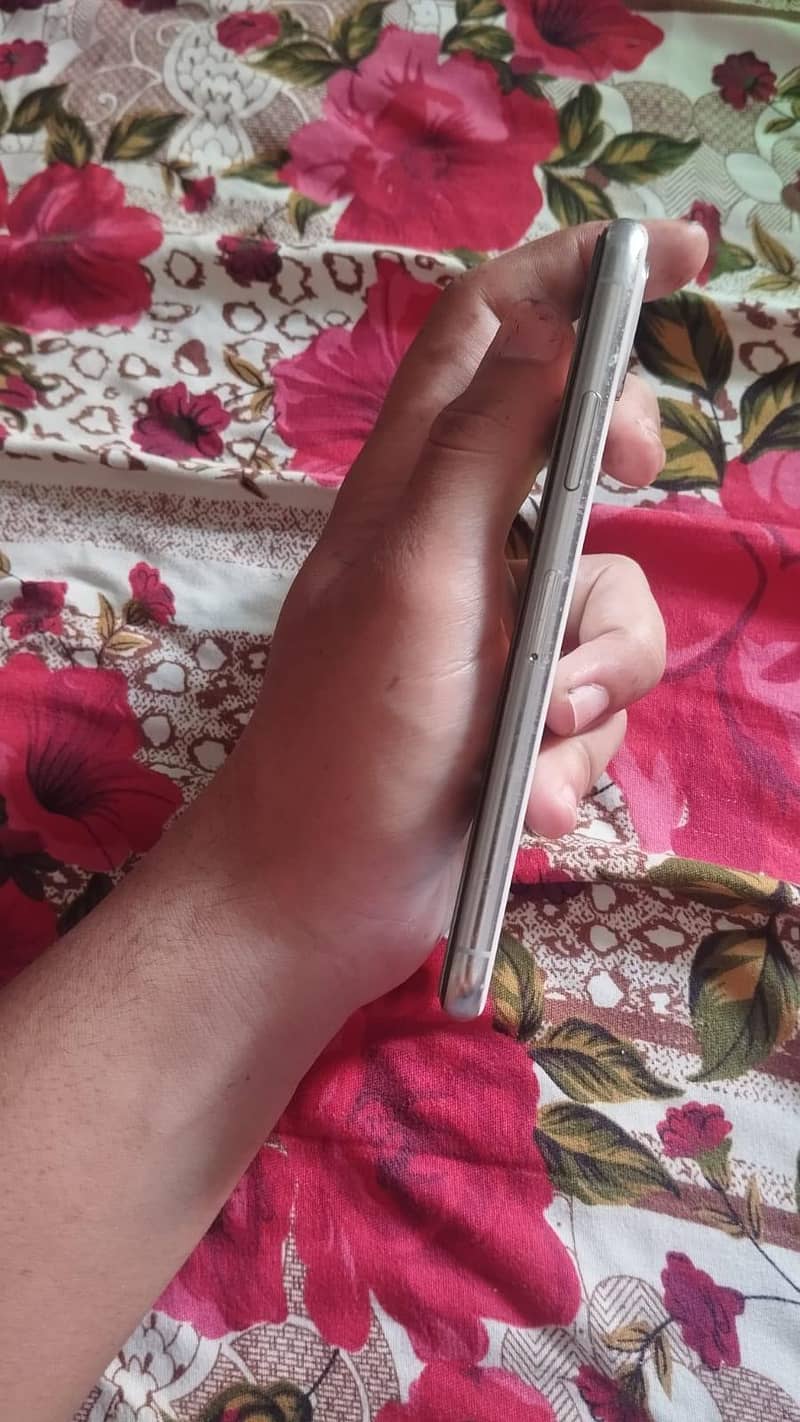 Apple iPhone X 3