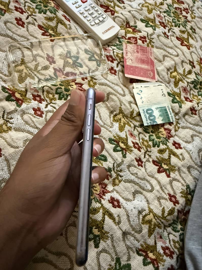 Apple iPhone 11 3
